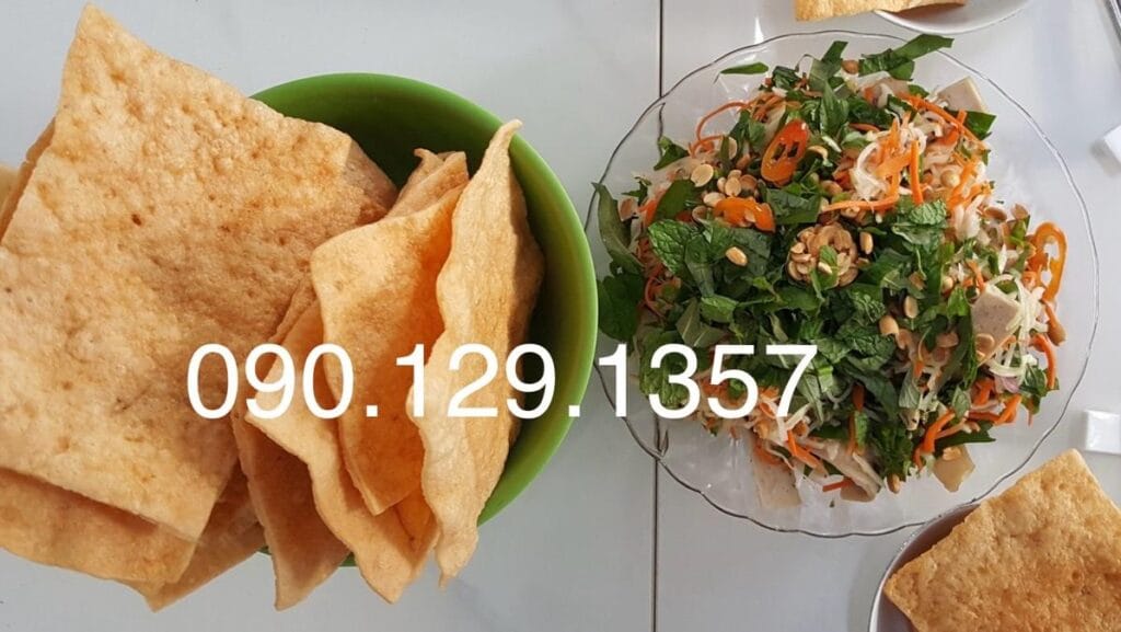 Gỏi ngó sen và bánh phồng tôm cô cấm